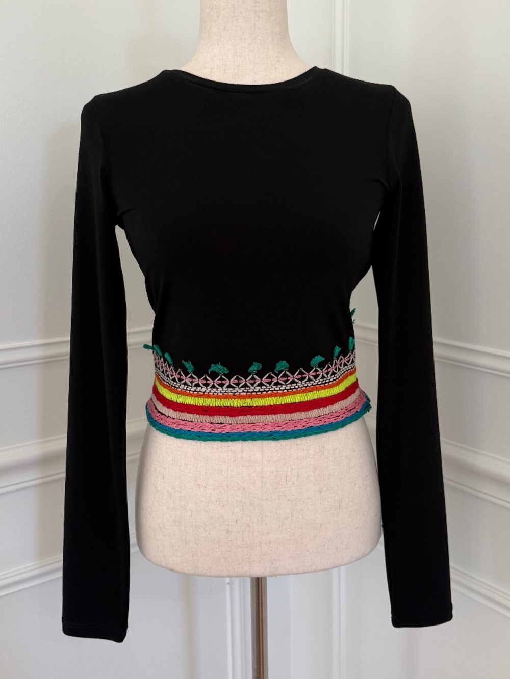 ALICE AND OLIVIA NWT Delaina Black Top with Cutout Back